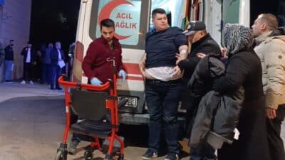 Bursa’da bir restoranda çıkan bıçaklı kavgada 2 kişi yaralandı.