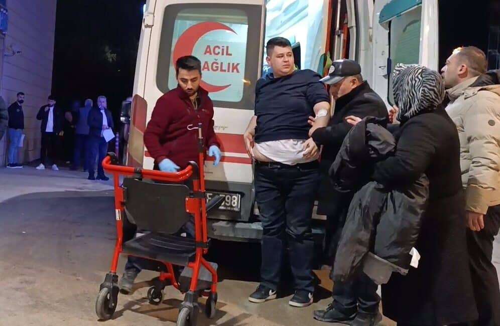 Bursa’da bir restoranda çıkan bıçaklı kavgada 2 kişi yaralandı.
