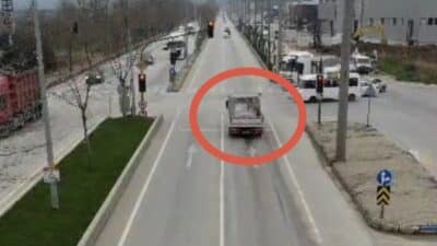Bursa'da trafik güvenliğini sağlamak amacıyla gerçekleştirilen denetimlerde, kırmızı ışık ihlali