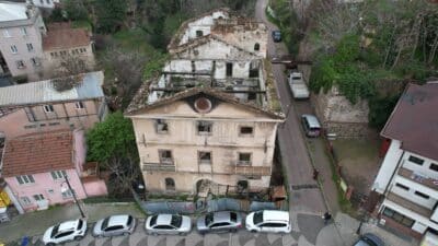 Bursa'da 156 yıllık tarihi bina gece yaşanan yangında hasar gördü.