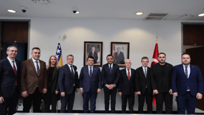 Bursa Büyükşehir Belediyesi’nin kardeş şehir Saraybosna’da düzenlediği iftar programı, yüzlerce