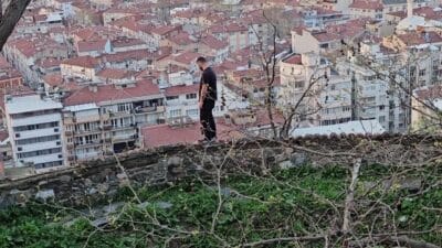 Bursa'da Tophane surlarına çıkan ve kendisini terk eden eşi yüzünden