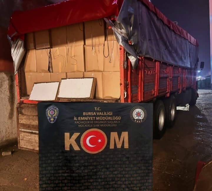Bursa'da polis ekipleri tarafından düzenlenen operasyonda, bir araçta yapılan aramada