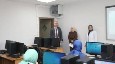 İnegöl Belediye Başkanı Alper Taban, İNESMEK kurslarını ziyaret ederek kursiyerlerle