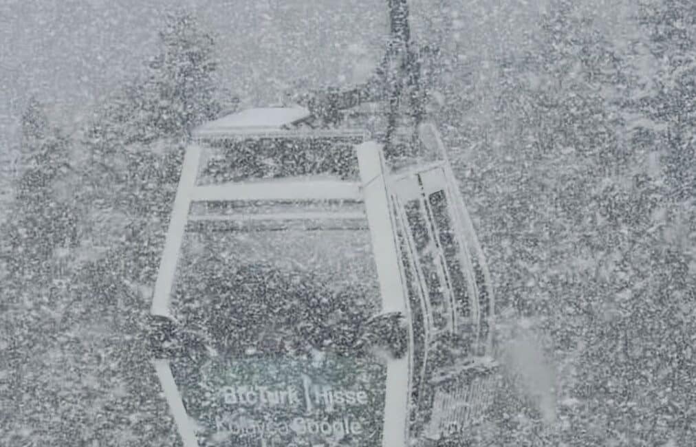 Bursa'da bahar havası yerini kışa bıraktı. Kent merkezinde yağmur ve