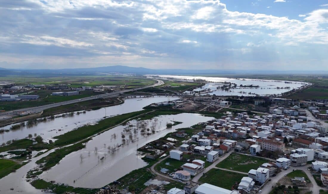 Bursa'nın Karacabey ilçesinde şiddetli yağışlar sebebiyle derelerin taşması sonucu Karacabey