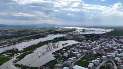 Bursa'nın Karacabey ilçesinde şiddetli yağışlar sebebiyle derelerin taşması sonucu Karacabey