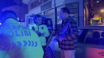 Bursa'da uygulama noktasına girmemek için ters yöne giren alkollü sürücü,