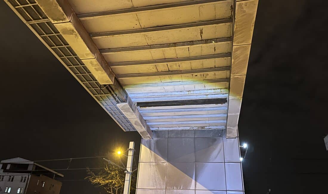 Bursa'da seyir halindeki araçların bulunduğu yola, üst geçitten kopan bağlantı
