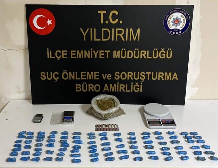 Bursa'da uyuşturucu tacirlerine yönelik düzenlenen operasyonda polis ekipleri, tavan arasına