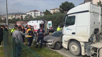 Bursa'nın Orhangazi ilçesinde, 4 kişilik ailenin bulunduğu otomobile kamyon çarptı.