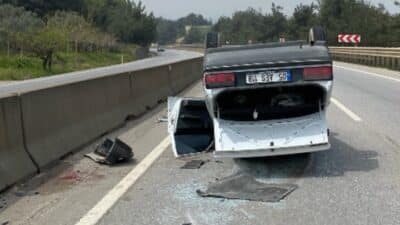 Bursa'nın Kestel ilçesinde meydana gelen kazada kontrolden çıkan otomobil bariyerlere