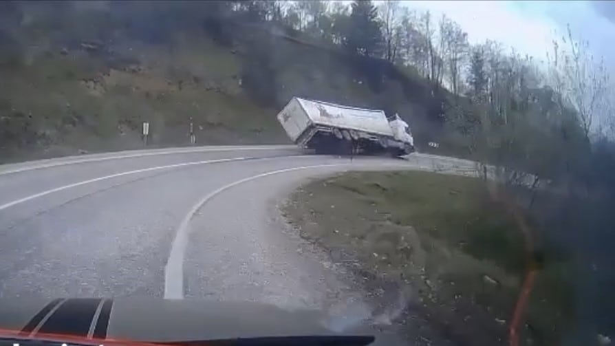 Bursa'nın İnegöl ilçesinde, yokuş aşağı inerken virajı alamayan su yüklü