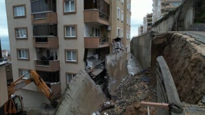 Bursa’nın Mudanya ilçesinde sağanak yağış sonrası çöken 8 metrelik istinat