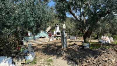 Bursa'nın Mudanya ilçesinde vatandaşların bahçelerine yaptığı hobi evlerine yönelik yıkım