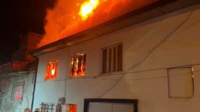 Bursa'nın Yenişehir ilçesinde 2 katlı bir evde çıkan yangında 30