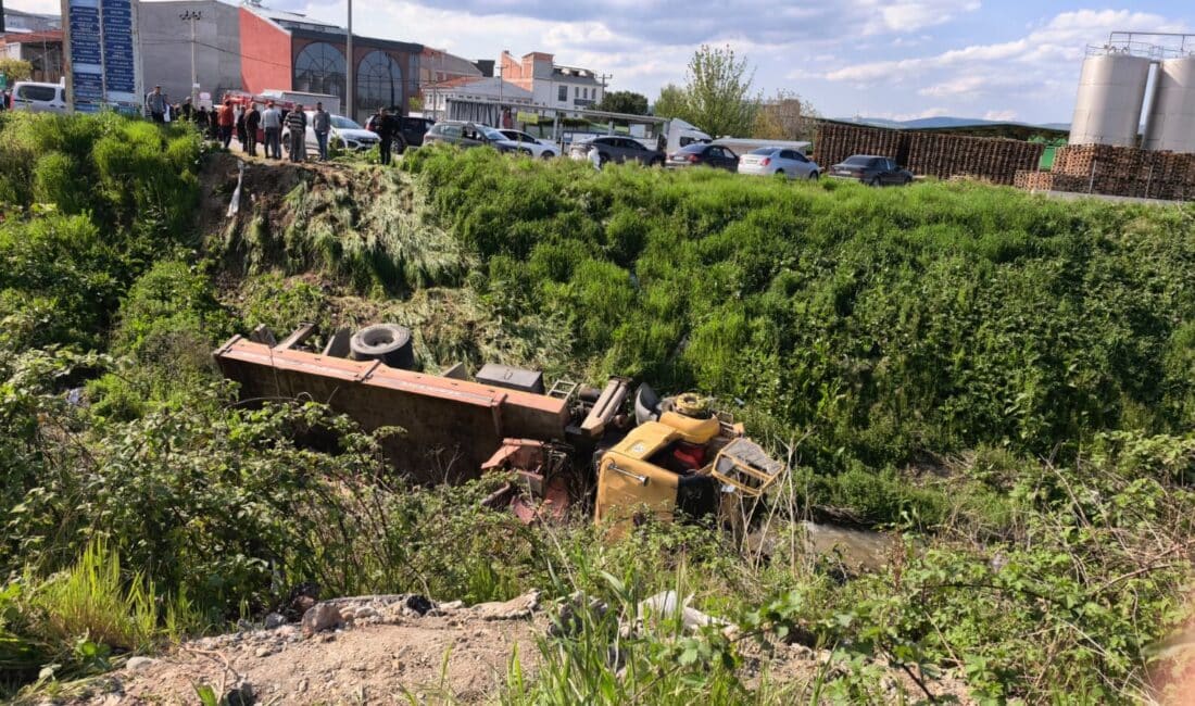 Bursa İnegöl'de freni patlayan vinç, otomobile çarptıktan sonra dereye uçtu.