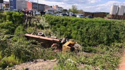 Bursa İnegöl'de freni patlayan vinç, otomobile çarptıktan sonra dereye uçtu.