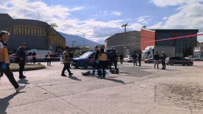 Bursa'nın İnegöl ilçesinde yokuş aşağı inerken freni patlayan vinçten atlayarak