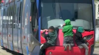 Bursa’nın Osmangazi ilçesinde, hareket halindeki bir tramvayın arkasına tutunarak ilerleyen