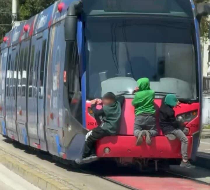 Bursa’nın Osmangazi ilçesinde, hareket halindeki bir tramvayın arkasına tutunarak ilerleyen