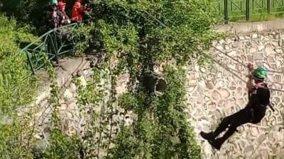 Bursa'da gerçekleştirilen tatbikatta ekipler, senaryo gereği dere yatağındaki yaralıları halatlarla