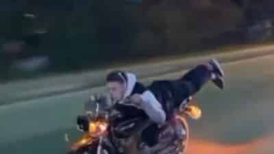 Bursa'da motosiklet sürücüsünün trafikte yaptığı tehlikeli hareketler görenleri hayrete düşürdü.