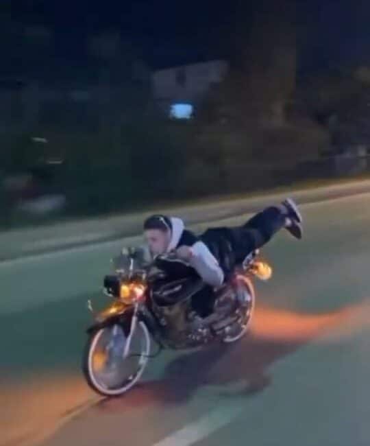 Bursa'da motosiklet sürücüsünün trafikte yaptığı tehlikeli hareketler görenleri hayrete düşürdü.