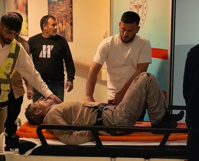 Bursa'nın İnegöl ilçesinde fabrika inşaatında duvardan düşen işçi ağır yaralandı.
