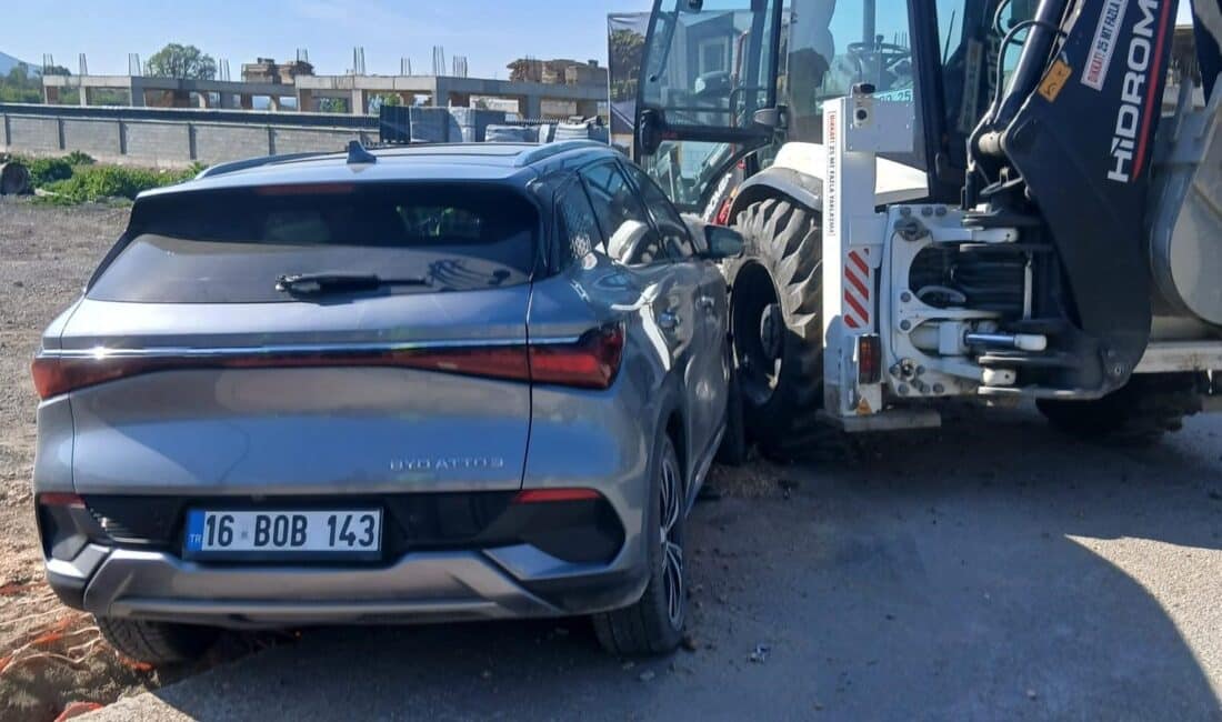 Bursa’nın İnegöl ilçesinde kontrolden çıkan otomobil, altyapı çalışması yapan iş