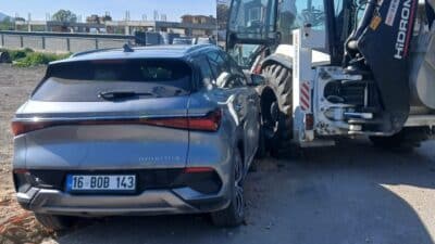 Bursa’nın İnegöl ilçesinde kontrolden çıkan otomobil, altyapı çalışması yapan iş