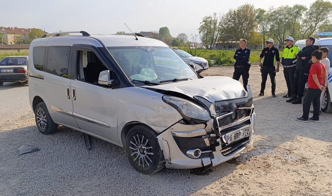 Bursa’nın İnegöl ilçesinde ara sokaktan çıkan araç ile cadde üzerinde