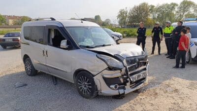 Bursa’nın İnegöl ilçesinde ara sokaktan çıkan araç ile cadde üzerinde