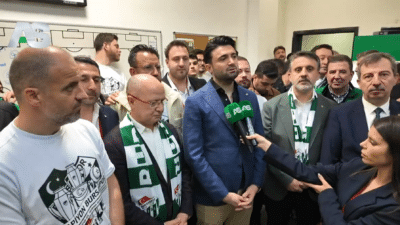 Şampiyonluk kupasının garantilenmesinin ardından soyunma odasına giren Bursaspor Başkanı Enes