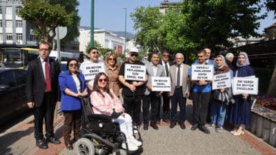 Bursa Valiliği ve Bursa Büyükşehir Belediyesi tarafından düzenlenen farkındalık yürüyüşünde,