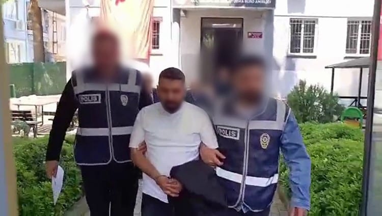 Bursa'da haklarında kesinleşmiş hapis cezası bulunan iki kişi, polis ekiplerinin