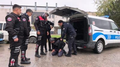 Bursa’nın İnegöl ilçesinde rutin trafik denetimi sırasında durdurulan motosiklet sürücüsü,