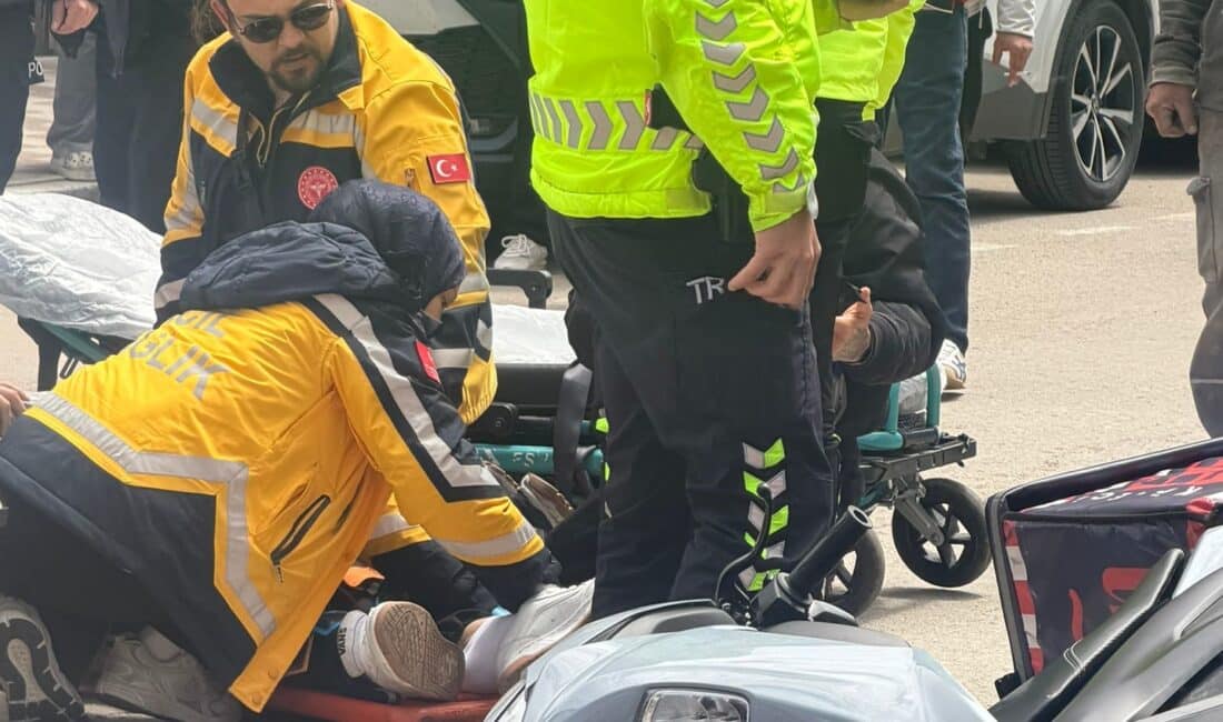 Bursa'nın Karacabey ilçesinde otomobilin çarptığı motosikletli kurye yaralandı, vücudunda kırık