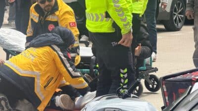 Bursa'nın Karacabey ilçesinde otomobilin çarptığı motosikletli kurye yaralandı, vücudunda kırık