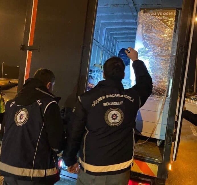 Bursa’da polis ekiplerince düzensiz göçle mücadele kapsamında gerçekleştirilen huzur uygulamasında