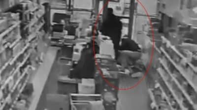 Bursa'nın Gürsu ilçesinde, bir süpermarkette kalp krizi geçiren vatandaşı dakikalarca