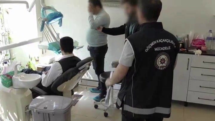 Bursa’da kendilerini doktor olarak tanıtıp yasa dışı sağlık hizmeti verdiği