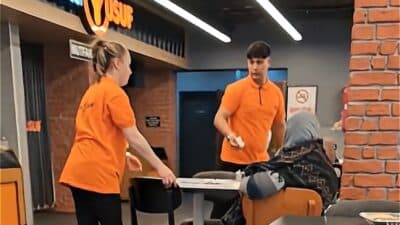 Bursa'da Köfteci Yusuf şubesinde bir çalışanın yaşlı kadına yardım ettiği
