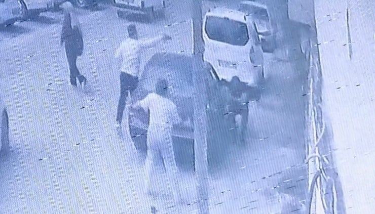 İnegöl'de alacak verecek kavgası: 1 yaralı. Trafik polisinin dikkati hayat