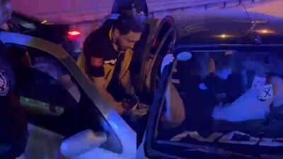 Bursa'da otomobilinin kontrolünü kaybedip yol kenarındaki bariyere çarpan sürücü yaralandı.