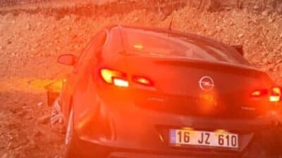 Bursa'nın İnegöl ilçesinde meydana gelen kazada kontrolden çıkan otomobil üstgeçit