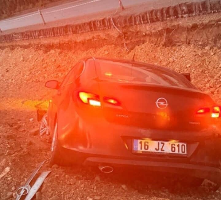 Bursa'nın İnegöl ilçesinde meydana gelen kazada kontrolden çıkan otomobil üstgeçit