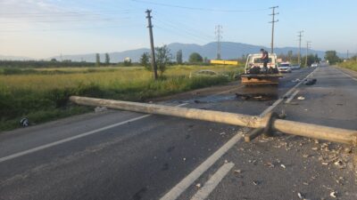 Bursa'nın Orhangazi ilçesinde kontrolden çıkarak elektrik direğine çarpan otomobil tarlaya