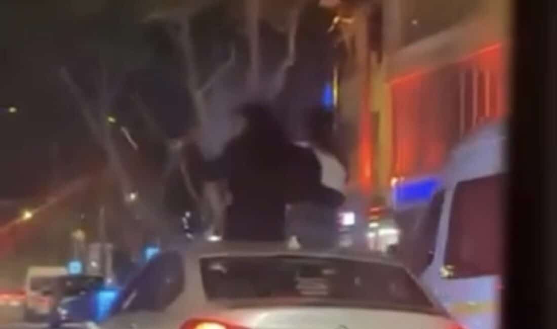 Bursa'da seyir halindeki aracın sunroofundan çıkarak tavanına oturan iki şahıs,