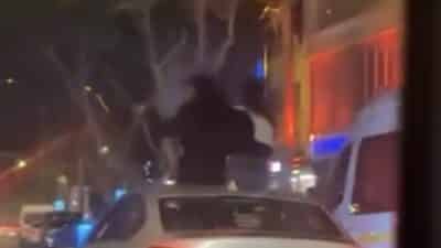 Bursa'da seyir halindeki aracın sunroofundan çıkarak tavanına oturan iki şahıs,